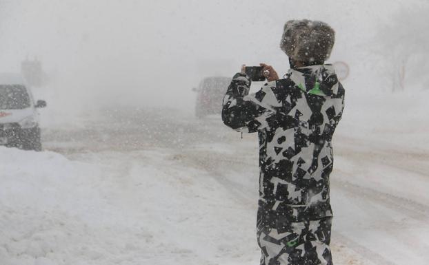 La nieve complica la circulación en el Norte de la provincia y cierra el tráfico en diversas carreteras