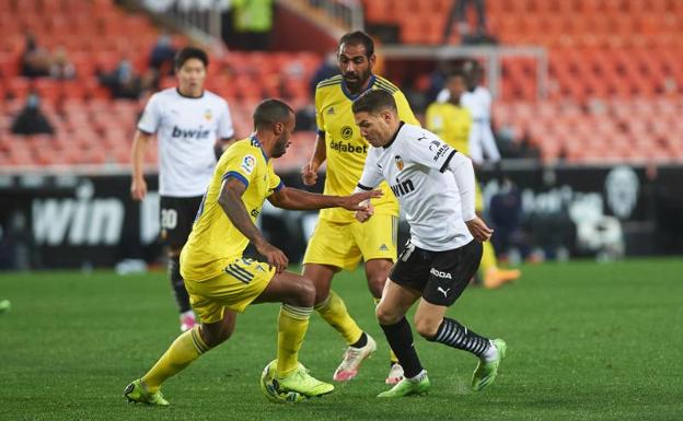 Vídeo: El Cádiz hunde más al Valencia