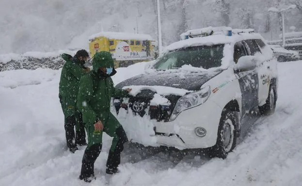 Una nevadona sorprende a los equipos de rescate en San Isidro: «No podemos ni pasar de Cuevas»