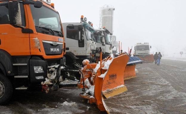 León amanece con dos puertos y cinco carreteras cerradas debido a la nieve y el hielo