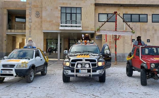 Los Reyes Magos visitan a los niños de San Andrés en una comitiva diferente