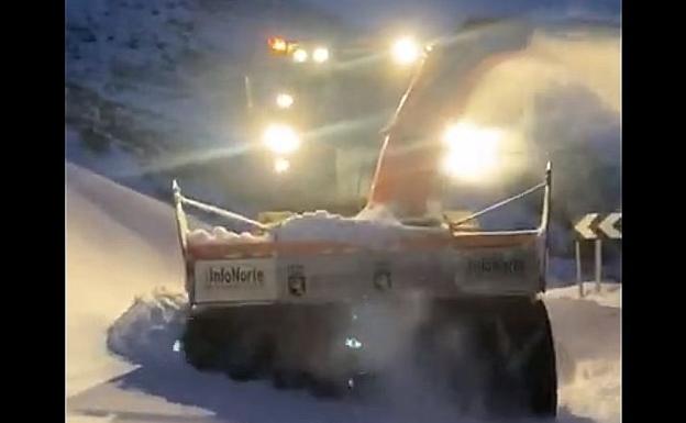 Así luchan las quitanieves contra una de las mayores nevadas de los últimos años