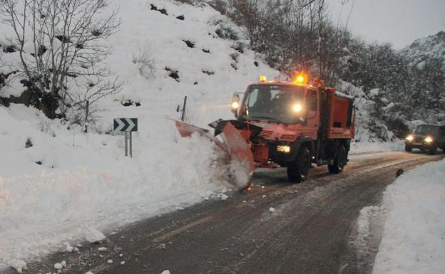 La nieve mantiene en la provincia de León dos carreteras cortadas y obliga al uso de cadenas en nueve tramos