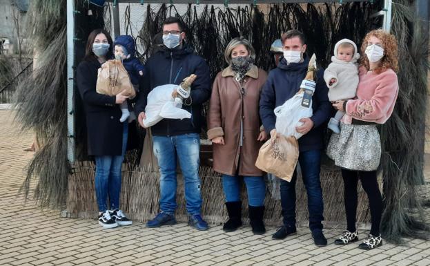 La Ribera de Folgoso cumple con la tradición de entregar un jamón y una hogaza a los nacidos en el último año