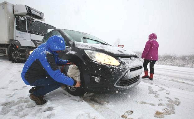 La nieve mantiene cortadas dos carreteras en la provincia de León, donde las cadenas son obligatorias en cinco tramos