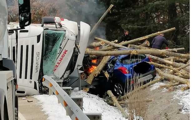 Dos fallecidos en una colisión entre un camión y un turismo en Molinos de Duero