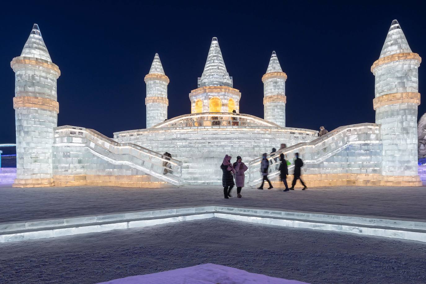 Un laberinto de nieve con deslumbrantes palacios de hielo a todo color