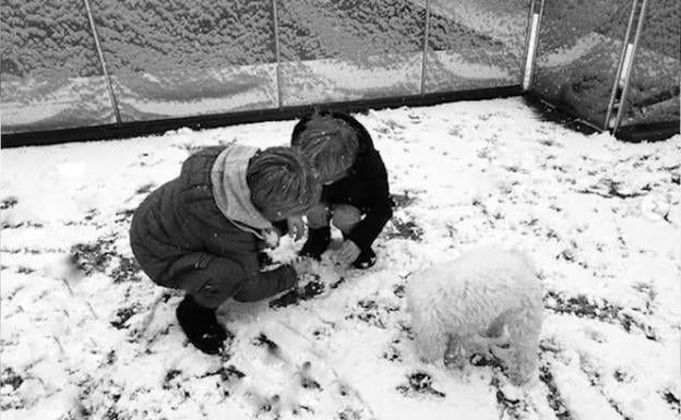 Sara Carbonero disfruta con sus hijos de un día en la nieve