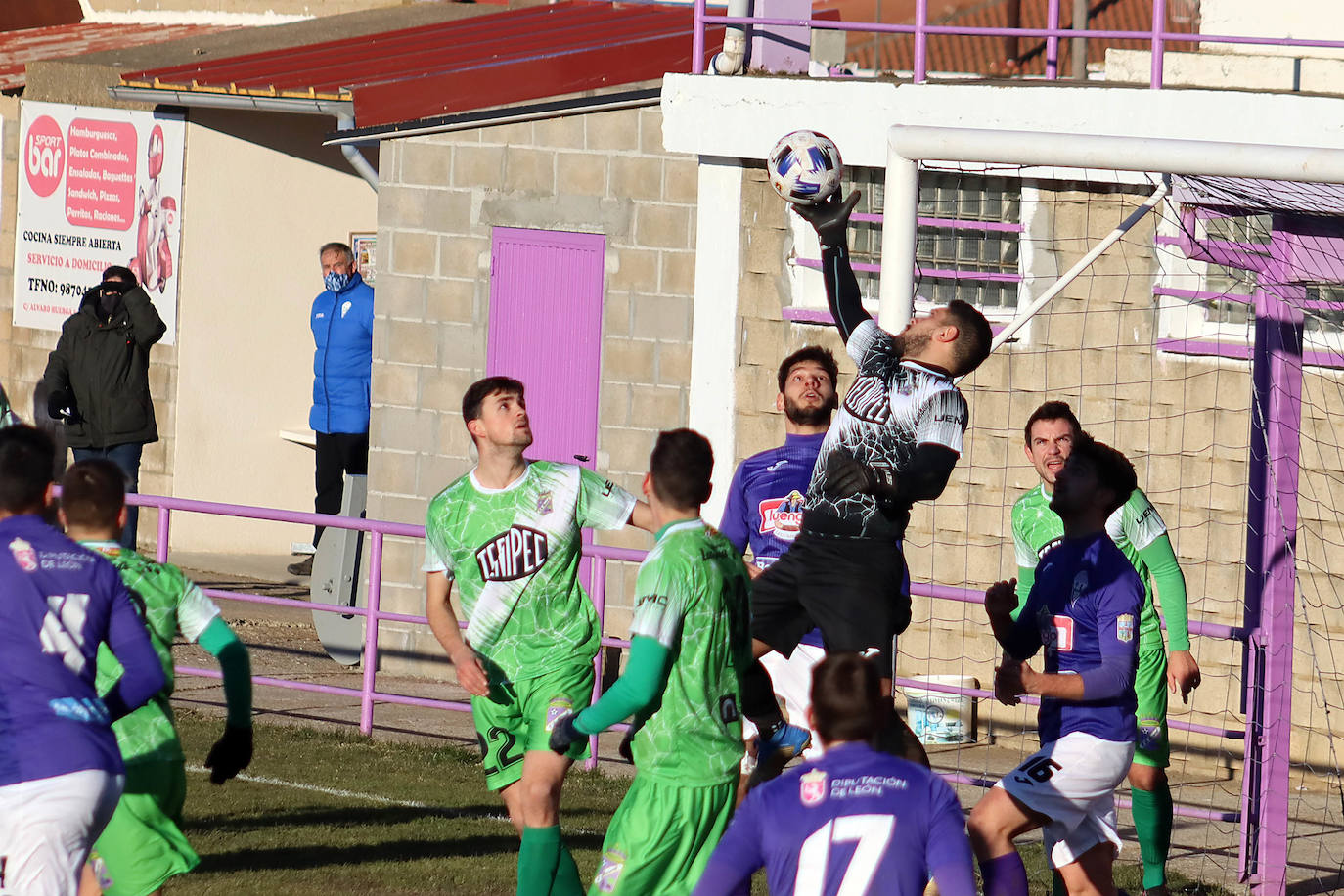 Las imágenes del triunfo de La Bañeza ante el Becerril