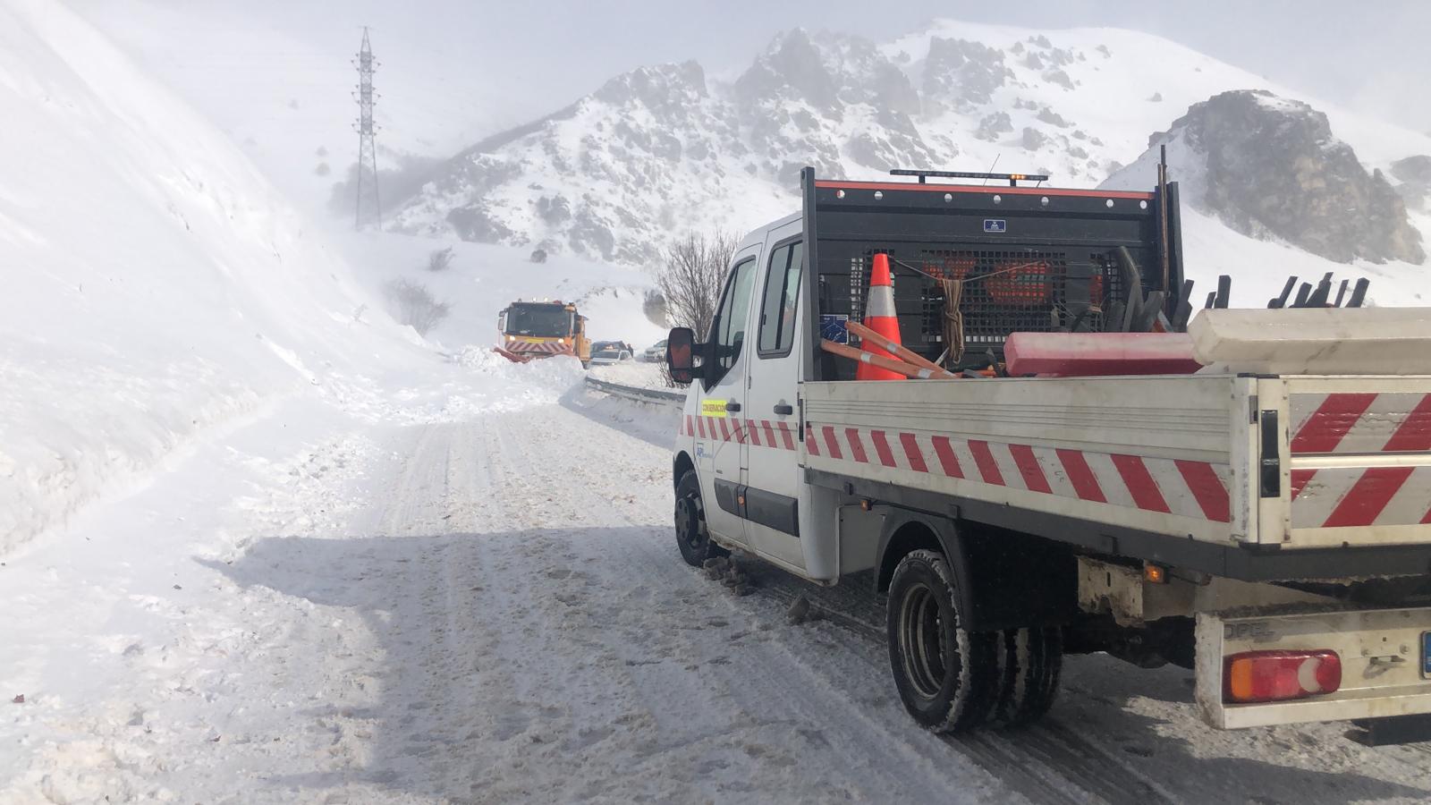 La nieve bloquea a una quitanieves en San Isidro