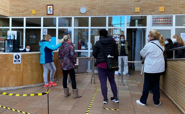 Los trabajadores del polideportivo de Navatejera exigen que el Ayuntamiento asuma su gestión y amenazan con «radicalizar» su protesta