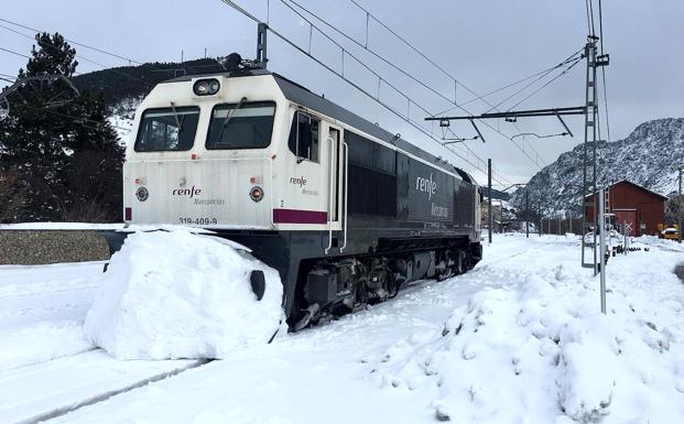 Adif y Renfe trabajan para poder restablecer algunas relaciones ferroviarias este domingo