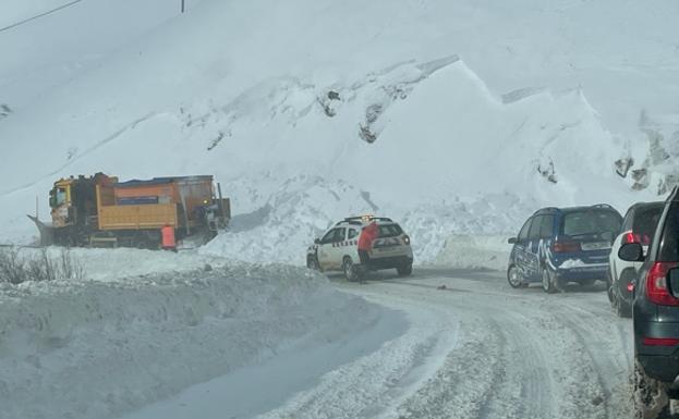 Una quitanieves queda bloqueada por un alud en la carretera de acceso a San Isidro