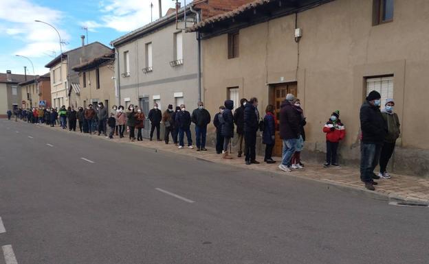 Miles de vecinos del Órbigo desafían al frío y responden a la llamada a un cribado masivo