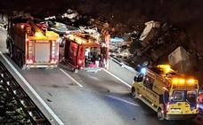 Fallece una persona en un grave accidente entre un camión y un turismo en Camponaraya que obliga a cortar la A-6