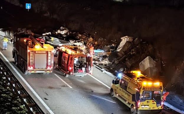 Fallece una persona en un grave accidente entre un camión y un turismo en Camponaraya que obliga a cortar la A-6