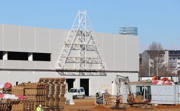 La edificación del Centro Comercial Reino de León avanza dejando ver sus principales firmas y estará finalizada en seis meses