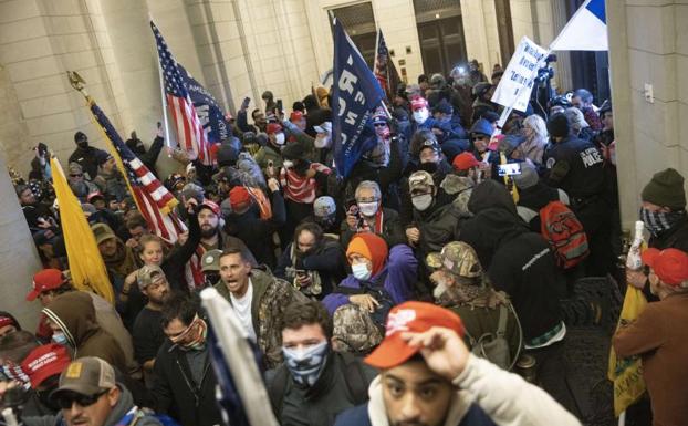 Trump culpa a Antifa del asalto al Capitolio durante una conversación privada