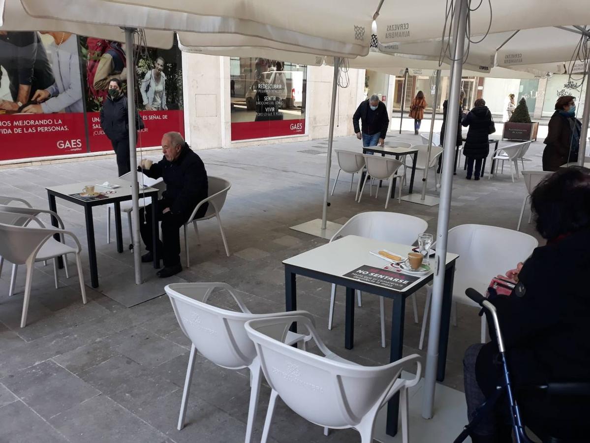 Tomarse un café en terrazas bajo cero