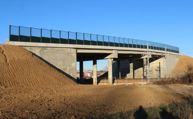 Adif mira ahora a la primavera para abrir al tráfico el puente entre San Juan de Dios y San Andrés