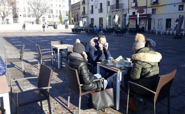 Tomarse un café en terrazas bajo cero