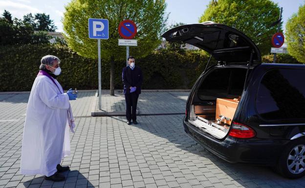 La pandemia deja en León casi 1.800 muertes más en el último año