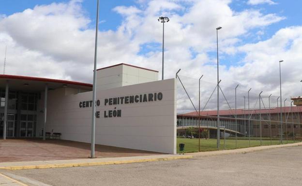 Un interno agrede con puñetazos y patadas a un jefe de servicio de la prisión de Villahierro en un traslado