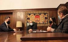 El alcalde pide implicación a los parlamentarios leoneses del PSOE para impulsar en el Eje Atlántico, la A-76, el Cylog y la Ciuden