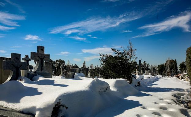 Madrid retoma los entierros, aplazados por el temporal