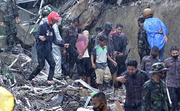 Al menos 42 muertos por un fuerte terremoto en Indonesia