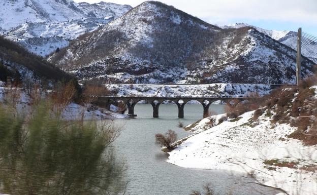 Una breve nevada caerá en la montaña leonesa acompañada de precipitaciones en forma de lluvia