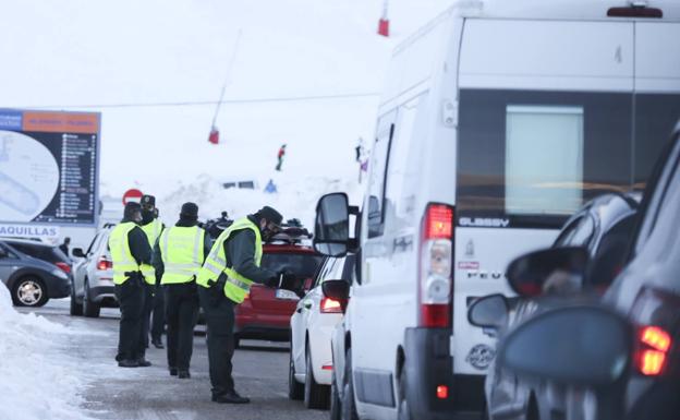 La Guardia Civil intensifica el control de acceso a la estación de esquí de Pajares