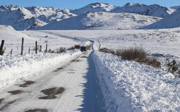 El hielo y la nieve dificultan la circulación por dos tramos de carreteras de León