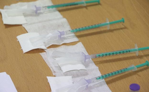 Castilla y León solo recibe 17 bandejas de Pfizer de las 26 acordadas y ya ha administrado el 87% de las dosis