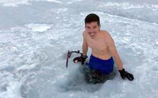 La aventura de Óscar Barrero: romper 35 centímetros de hielo para bañarse en La Maliciosa, en León, a 2000 metros de altura