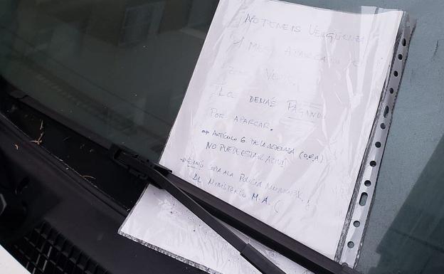 El abandono de un vehículo oficial en la 'zona verde' desata la ira vecinal: «No tenéis vergüenza»