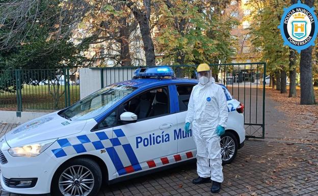 La Policía de Ponferrada traslada al Hospital a tres personas sin recursos para someterse a una PCR