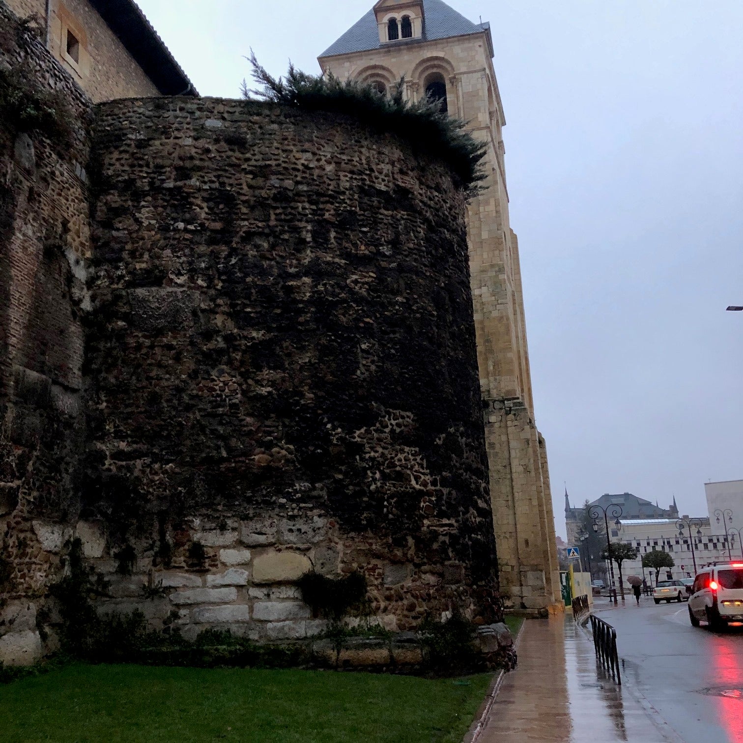 El PP denuncia que la muralla «presenta un aspecto lamentable cinco meses después de que Patrimonio autorizara su limpieza»