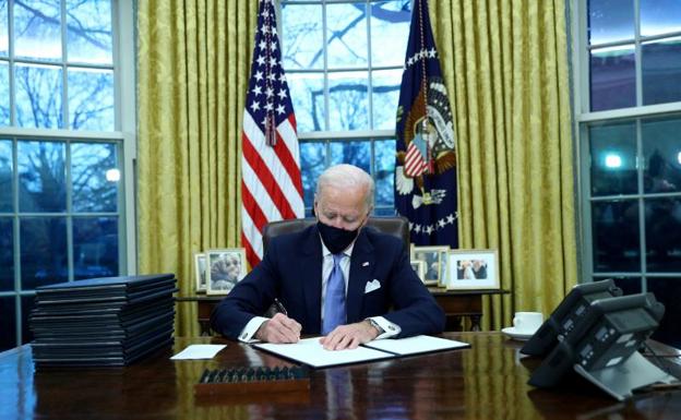 Diecisiete decretos para el primer día de trabajo de Biden