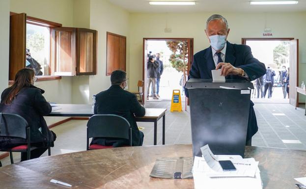Rebelo de Sousa mantiene la presidencia de Portugal con una holgada ventaja