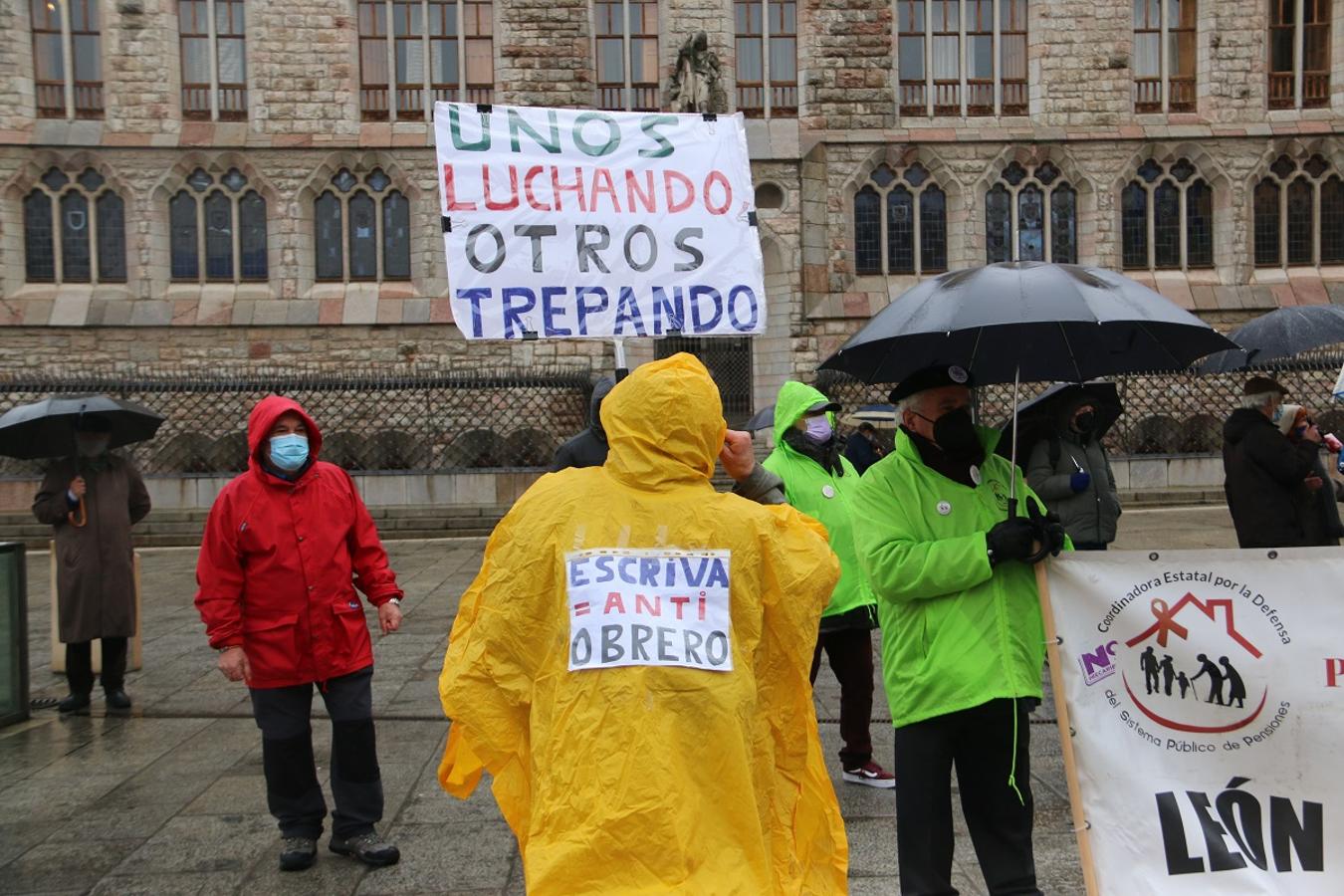 Los pensionistas salen a la calle bajo la lluvia para defender el sistema público de pensiones