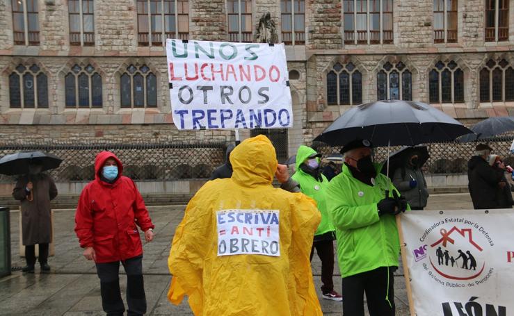 Los pensionistas salen a la calle bajo la lluvia para defender el sistema público de pensiones