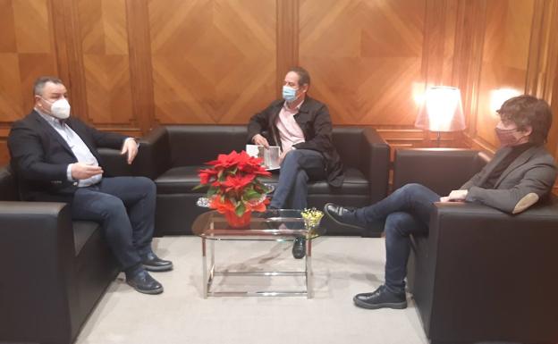 El presidente de la Diputación recoge las necesidades de Mansilla Mayor