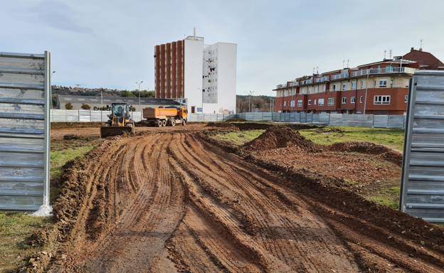 La parcela, ubicada en la calle José María Suárez González, ya ha empezado con el movimiento de tierras.