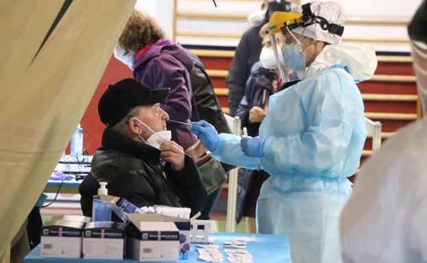 Sahagún, «en el 'Guinness' de incidencia», combate al virus a golpe de test