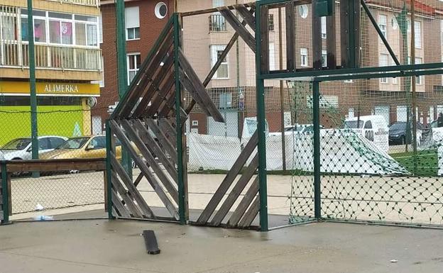 Izquierda Unida insiste en el arreglo urgente de la pista deportiva de la plaza de La Era en Trobajo del Camino