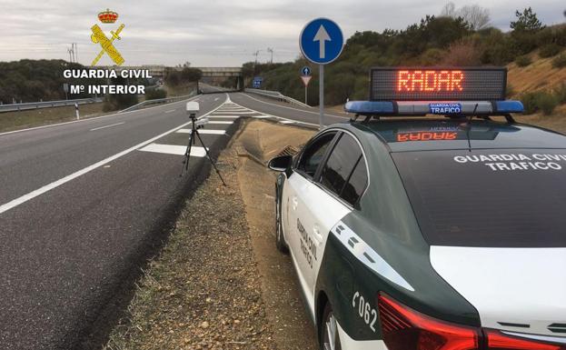 Investigan al conductor de un turismo de matrícula extranjera que circulaba a 212 km/h por Villamañán