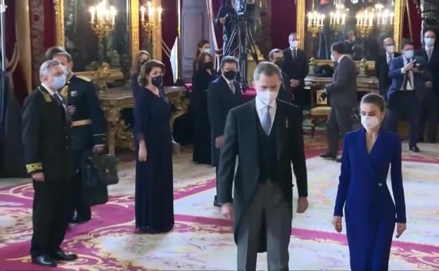 La Reina Letizia recupera su vestido azul klein estilo esmoquin