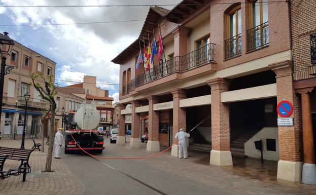 Santa María del Páramo refuerza las labores de desinfección tres veces a la semana