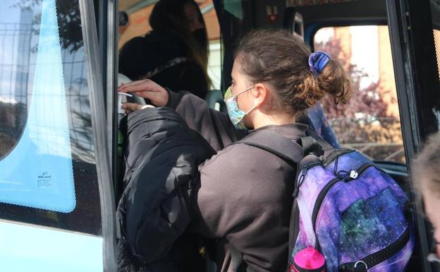 Una niña se sube al transporte escolar en León. /RF
